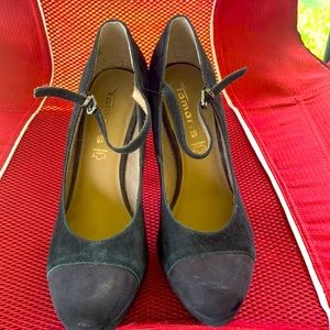 NWOT classy suede high heels. Walk into any meeting or date with confidence!